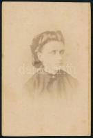 cca 1870-1880 Nő portréja, keményhátú fotó Pelikán Károly és Knapp Mihály nagyváradi műterméből, vizitkártya, szélein vágott, 9x6 cm