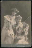 cca 1900 Két elegáns fiatal nő, keményhátú fotó a Joánovics Testvérek kolozsvári műterméből, kabinetfotó, törésnyommal, kisebb foltokkal, 16,5x10,5 cm