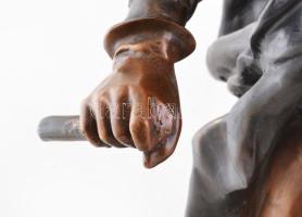 BARRE jelzéssel: Pajzsos katona. Öntött, patinázott bronz,márvány talapzaton,bronz talapzatán jelzet...