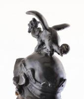 BARRE jelzéssel: Pajzsos katona. Öntött, patinázott bronz,márvány talapzaton,bronz talapzatán jelzet...