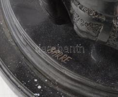 BARRE jelzéssel: Pajzsos katona. Öntött, patinázott bronz,márvány talapzaton,bronz talapzatán jelzet...