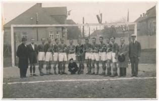 1938 Sopron, focicsapat háttérben az országzászló, labdarúgók / Hungarian football team, flag. Fehér Foto photo (fl)