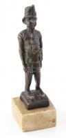 Jelzés nélkül: Bronz I. világháborús katona szobor, mészkő talapzaton. 23 cm Jelzés nélkül