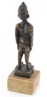 Jelzés nélkül: Bronz I. világháborús katona szobor, mészkő talapzaton. 23 cm Jelzés nélkül