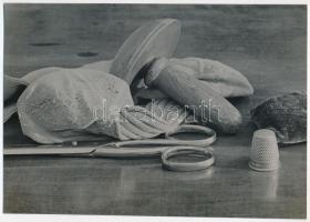 cca 1933 A stoppolás eszközei, jelzés nélküli, vintage fotóművészeti alkotás Unghváry Iván (?-?) budapesti fotóművész hagyatékából, ezüst zselatinos fotópapíron, 15,1x22 cm