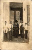 Debrecen, Bukovits István borbély és fodrász terme, tulaj és tanoncok az üzlet előtt. Petőfi tér 6., photo (Rb)