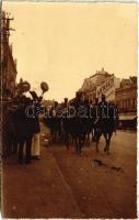 1915 Újvidék, Neusatz, Novi Sad; Német huszárok menete a Fő utcán, Menráth bútorház üzletének reklámja a falon / WWI German military hussars marching on the main street, shops. photo (Rb)