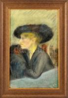 Jelzés nélkül, feltehetően XX. sz. eleje: Kalapos hölgy portréja. Pasztell, papír. Dekoratív, üvegezett fakeretben, hátsó üveg repedt. 47,5×30 cm