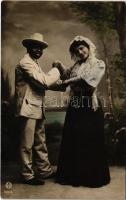 1909 Fekete férfi és fehér nő kézen fogva / Black mand holding hands with a white woman at the beginning of the turn of the century (fl)