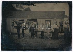 cc 1900 Vásárban, fényképező sátor előtt készült csoport ferrotípia 13x10 cm
