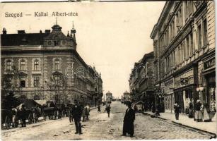 1922 Szeged, Kállay (Kállai) Albert utca, háttérben a híd, Grósz Testvérek az Arany golyóhoz, Kúp Gyula és társa, Vajda és Női Divatház üzlete, lovashintók. Vasúti levelezőlapárusítás 4859. (EK)