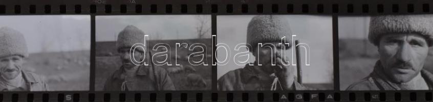 Vegyes negatívok, kb. 100 db, sérült szovjet gyufás díszdobozban + 35 mm negatív album, 300 férőhely...