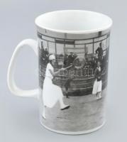 1920-as antwerpeni olimpia emlékére kiadott, női teniszezők fotójával díszített modern porcelán bögre. Matricás, jelzett, m: 11 cm / 1920 Antwerp Olympics Womens tennis commemorative porcelain mug