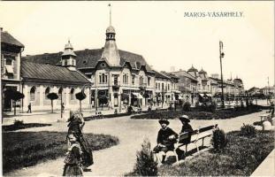 Marosvásárhely, Targu Mures; Ferdinánd Király tér. Révész Béla kiadása / square, park