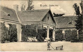 Balatonlelle, Lelle; Szalay ház, kisfiú kiskocsival. Balázsovich Gyula fényképész felvétele. Wollák József kiadása (r)