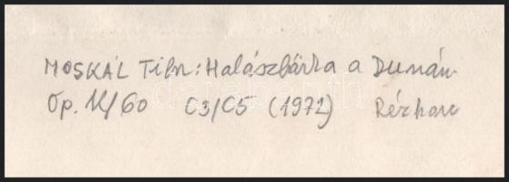Moskál Tibor (1930-): Halászbárka a Dunán. Rézkarc, aquatinta, papír, jelzett, hátoldalán feliratozo...