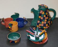 Dekoratív modern teáskészlet 4 db csésze, alátéttel + teáskancsó (fedőn belül sérülés) cukortartóval és kanalakkal