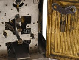 Ébresztős fém utazóóra, kulccsal, működik. Rugó járatos. Egyik oldalsó üveg hiányzik 15 cm