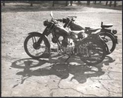 cca 1960 Csepel motorkerékpárosok, nagyméretű fotó, szép állapotban, 24×30 cm