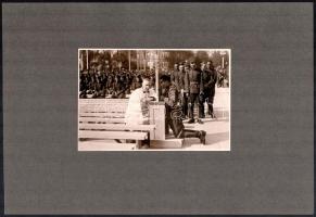 cca 1938 Katonák gyóntatása Budapesten, valószínűleg az Eucharisztikus Kongresszus idején, kartonra ragasztott fotó, szép állapotban, 12×17 cm