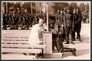 cca 1938 Katonák gyóntatása Budapesten, valószínűleg az Eucharisztikus Kongresszus idején, kartonra ...