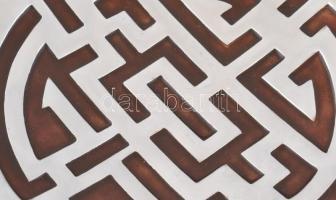 Svasztika motívumos alumínium design tányér, műgyanta betéttel. 30x30cm