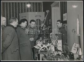 1943 Nagybaczoni Nagy Vilmos (1884-1976) vezérezredes, honvédelmi miniszter látogatása hadirokkant katonák által készített tárgyak kiállításán a Margitszigeten, hátoldalon feliratozott fotó, szép állapotban, 17,5×23,5 cm