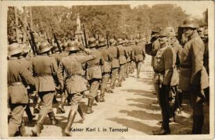 Ternopil, Tarnopol; IV. Károly fogadja a díszszázad katonáinak tisztelgését. Postkartenverlag Bediene dich selbst (Brüder Kohn) / Kaiser Karl I / Charles I of Austria during the WWI, soldiers saluting