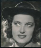 cca 1940 Karády Katalin (1910-1990) színésznő arcképe, eredeti fotó, hátoldalán merevítéssel, kis sérüléssel, 22×19 cm