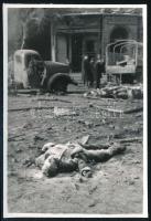 1956 Halottak a budapesti utcán 1956. októberében, korabeli fotó, jó állapotban, 9×6 cm