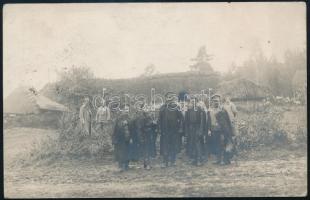 1915 Fogoly orosz tisztek egy tábori ágyús osztagnál, hátoldalon pecséttel ellátott fotó, lapként elküldve, szép állapotban, 9×13,5 cm / POW Russian officers, photo