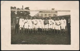 cca 1915 Az osztrák Wacker Wien focicsapat fotója, hátoldalt Wacker - UTE 1:5 felirattal, aláírással, sarkán törésnyom, 9×14 cm / Wacker Wien Austrian football team