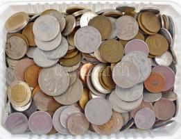 Vegyes, főleg külföldi érmékből álló tétel ~2kg-os súlyban T:vegyes Mixed, mostly foreign coin lot (~2kg) C:mixed