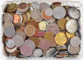Vegyes, főleg külföldi érmékből álló tétel ~2kg-os súlyban T:vegyes Mixed, mostly foreign coin lot (~2kg) C:mixed
