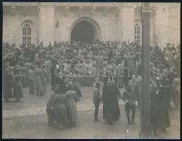 1912 Az egykori bécsújhelyi (Wiener Neustadt) kadétok gyülekezete, istentiszteletre az akadémia udvarán, hátoldalon feliratozott fotó, szép állapotban, 9×11,5 cm