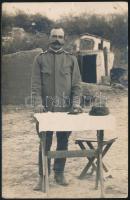 1917 Partl Mátyás magyar hadifogoly a Perovsk-i orosz (ma Kazahsztán) táborban, fotó lapként elküldve, pecséttel, felületén törésnyomok, apró lyukak, 13,5×9 cm