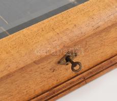 Üveg tárló Metszett üveggel, kulccsal 55x55 cm