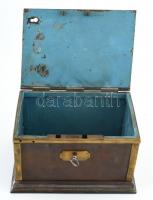 Pénzkazetta XIX. sz. Vas, réz díszekkel, kulccsal. 24x15x12 cm