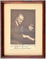 1939 Wilhelm Backhaus (1884-1969) világhírű német zongoraművész fotója (Fayer Wien) és saját kezű dedikálása aláírásával, korabeli keretben, 1,5×8,5 cm / Photo and autograph signature of Wilhelm Backhaus German pianist, in glazed frame