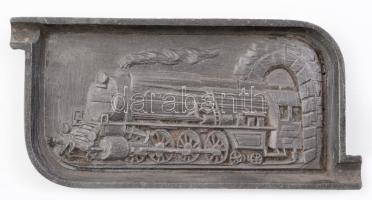 cca 1910-1920 Gőzmozdonyos mintájú ón hamutartó, jó állapotban, 9×18 cm / Vintage pewter ashtray with locomotive
