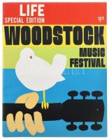 1969 Life Woodstock Music Festival, Life Special Edition, 32 sztl. lev. Angol nyelven. Rendkívül gazdag képanyaggal. Az első borító alsó sarkán két egészen apró lyukkal, jó állapotban. Különleges, gyűjtői darab. /  1969 Life Woodstock Music Festival, Life Special Edition, 32 unnumbered sheets. In English language. With a lot of picutre. With two little hole on the first cover, in good condition. Rare.