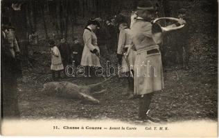 Chasse a courre. Avant la Curée / hunting with dogs