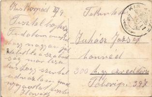 Kaposvár, Barak részlet, katonák a laktanya udvarán, újságolvasás (EK)