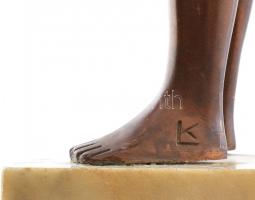 R. Kiss Lenke (1926 - ): Kislány. 1980 körül. Öntött, patinázott bronz, márvány talapzaton. Jelzett....