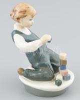 Royal Dux: Kockázó kisfiú. Kézzel festett porcelán, jelzés nélkül, hibátlan, m: 11,5 cm