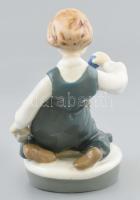 Royal Dux: Kockázó kisfiú. Kézzel festett porcelán, jelzés nélkül, hibátlan, m: 11,5 cm