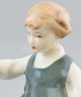 Royal Dux: Kockázó kisfiú. Kézzel festett porcelán, jelzés nélkül, hibátlan, m: 11,5 cm