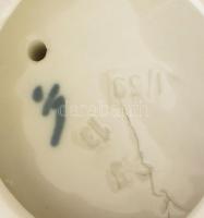 Royal Dux: Kockázó kisfiú. Kézzel festett porcelán, jelzés nélkül, hibátlan, m: 11,5 cm