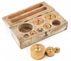 Fém súly készlet fa dobozban, 5-20 dkg. Szép patinás dobozban.