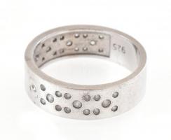 Ezüst(Ag) gyűrű apró kövekkel kirakva, jelzett, méret: 58, bruttó: 5,5 g